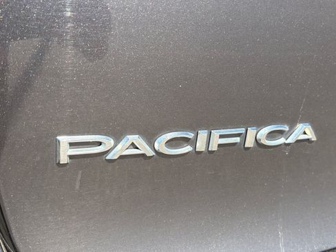 Used 2018 Chrysler Pacifica Touring-L Plus FWD image 19