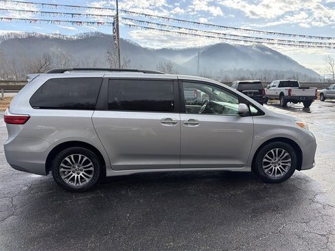 Used 2019 Toyota Sienna XLE image 2