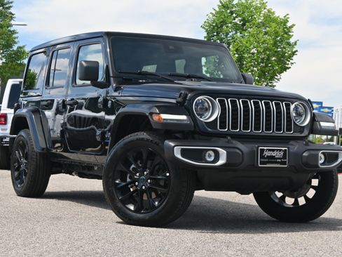 Used 2025 Jeep Wrangler Unlimited Sahara w/ Safety Group AWD/4WD image 2