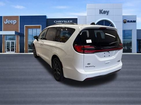 New 2026 Chrysler Pacifica Limited w/ S Appearance Package image 3