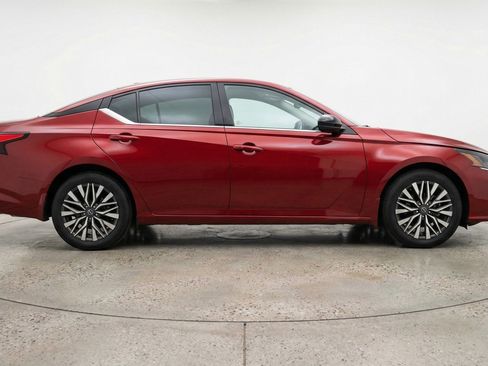 Used 2025 Nissan Altima 2.5 SV FWD image 11