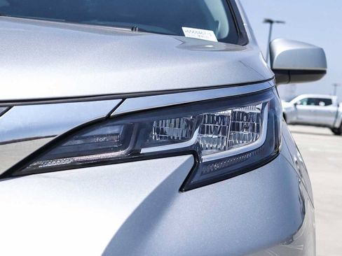 Used 2023 Toyota Sienna XLE w/ XLE Plus Package FWD image 7