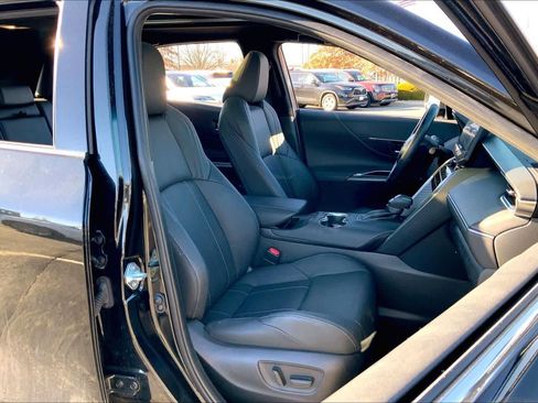 Used 2022 Toyota Venza Limited image 8