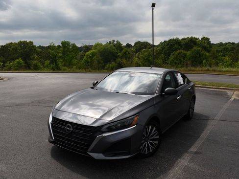 Used 2025 Nissan Altima 2.5 SV FWD image 7
