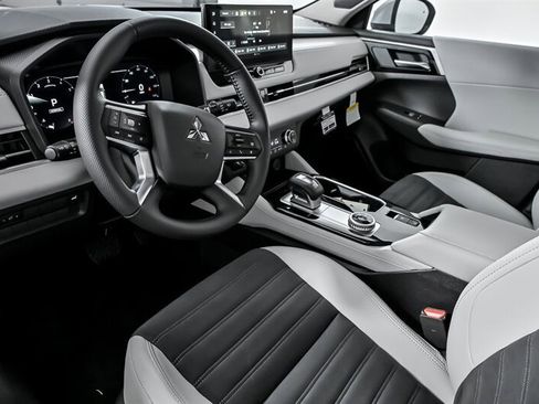 New 2025 Mitsubishi Outlander SE image 12