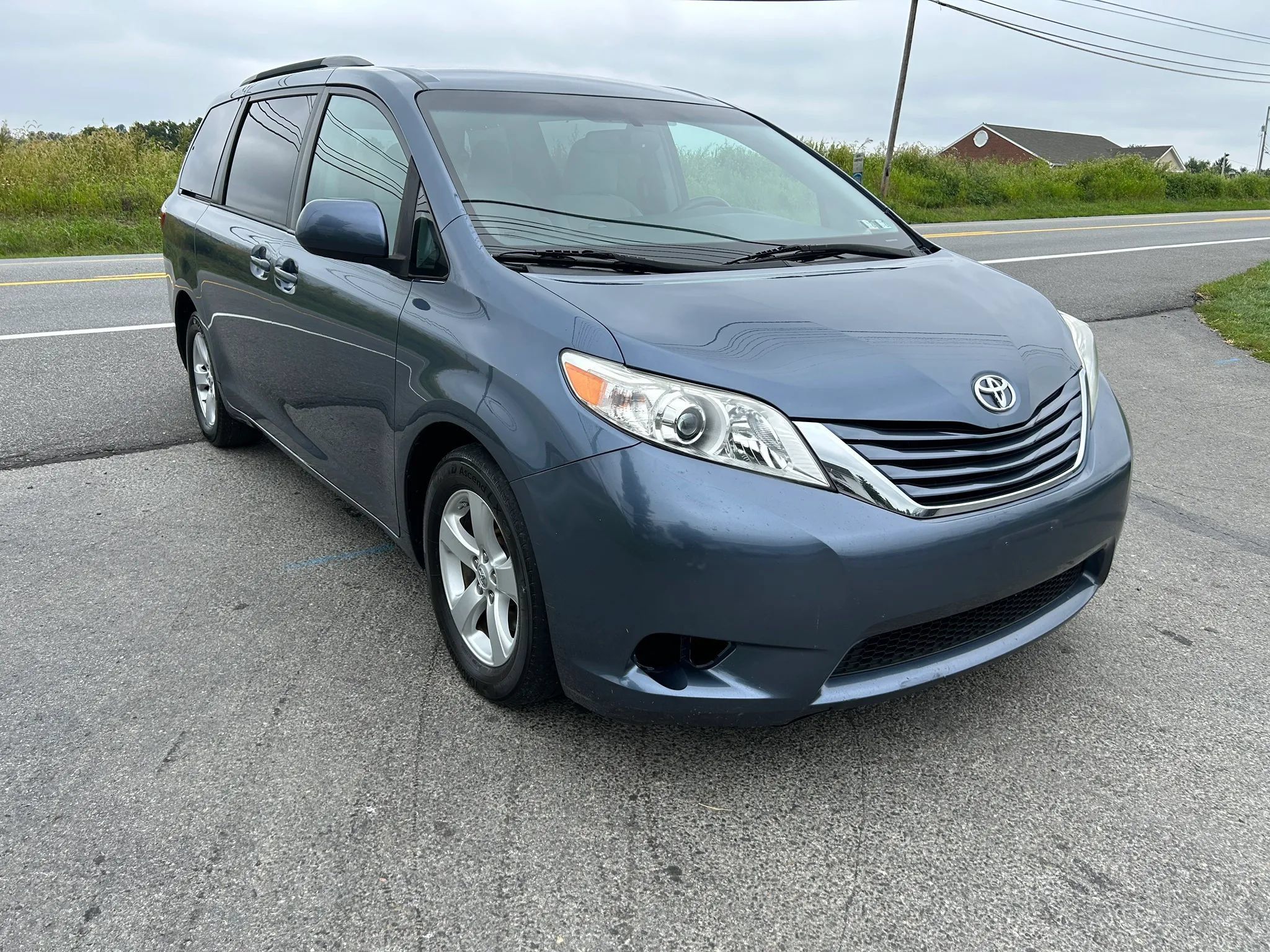 Used 2015 Toyota Sienna XLE FWD image 4