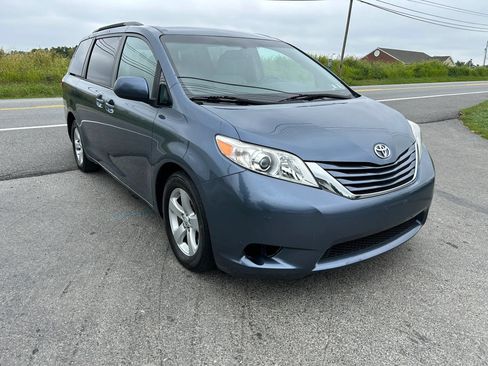 Used 2015 Toyota Sienna XLE FWD image 4