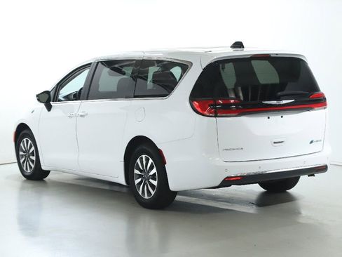 Used 2024 Chrysler Pacifica Select image 39