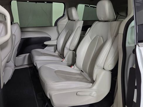 Used 2021 Chrysler Pacifica Touring-L FWD image 30