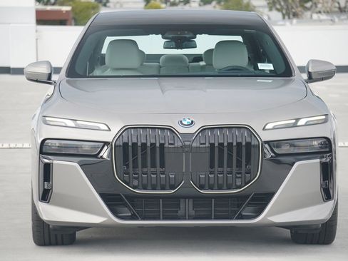 New 2026 BMW 750e xDrive image 2