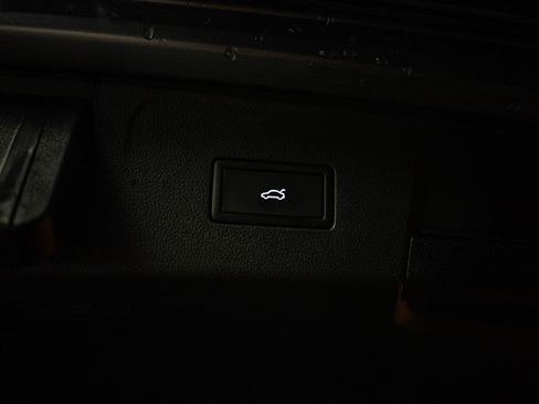 Used 2025 Volkswagen Atlas SE FWD image 8