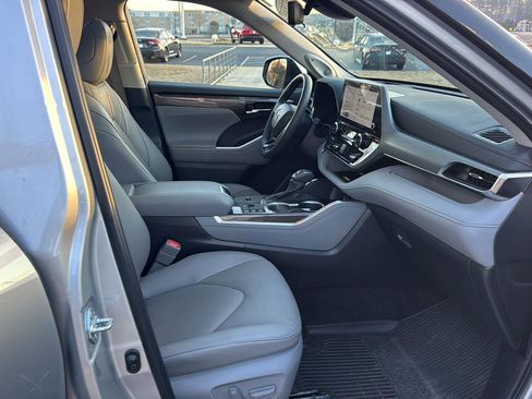 Used 2024 Toyota Highlander Platinum image 10