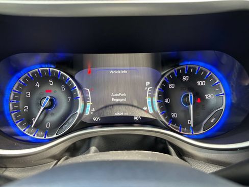 Used 2024 Chrysler Pacifica Touring-L FWD image 38