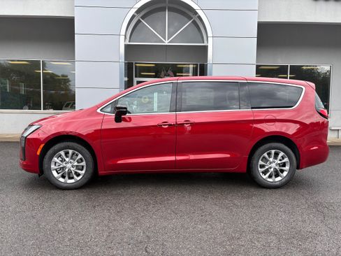 New 2027 Chrysler Pacifica Select AWD/4WD image 2