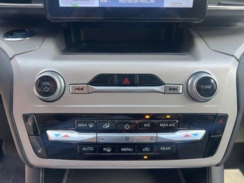 Used 2023 Ford Explorer XLT w/ Equipment Group 202A AWD/4WD image 31
