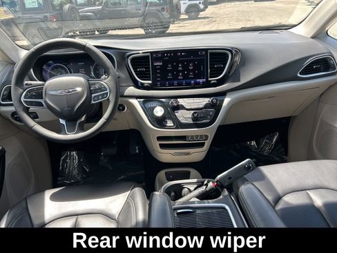 Certified 2023 Chrysler Pacifica Touring-L image 32