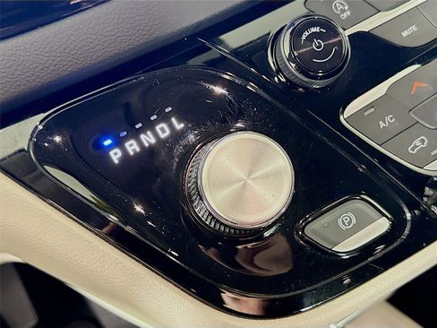 Used 2024 Chrysler Pacifica Touring-L image 17