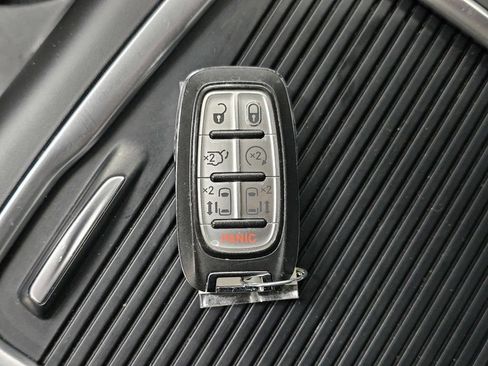 Used 2023 Chrysler Pacifica Touring-L FWD image 33