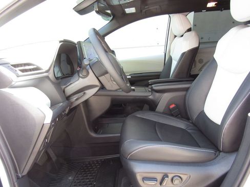 Used 2026 Toyota Sienna XSE AWD/4WD image 11