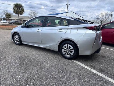 Used 2018 Toyota Prius Two 4dr Hatchback image 4