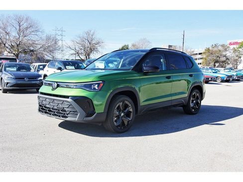 Certified 2025 Volkswagen Taos SE FWD image 3