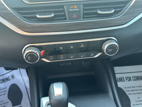 Used 2025 Nissan Altima 2.5 SV FWD image 17