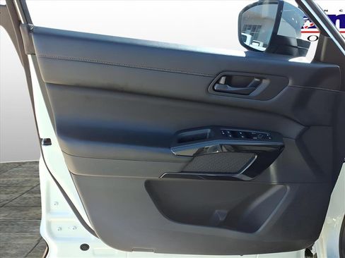 Used 2024 Nissan Pathfinder SV image 12