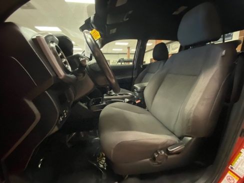 Used 2018 Toyota Tacoma TRD Sport AWD/4WD image 11