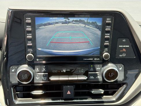 Used 2021 Toyota Highlander XLE AWD/4WD image 33