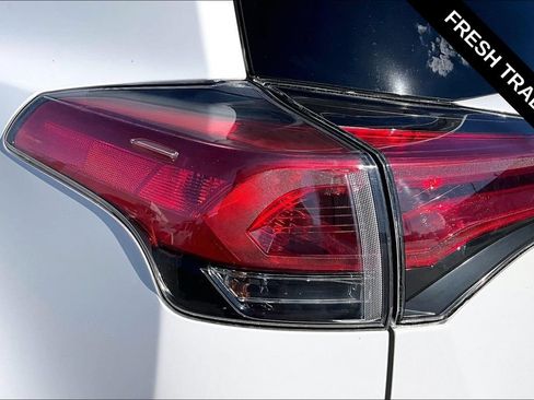Used 2018 Toyota RAV4 LE AWD/4WD image 22