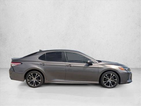 Used 2020 Toyota Camry SE w/ Carpet Mat Package FWD image 4