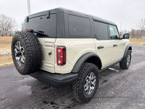 Used 2025 Ford Bronco Badlands image 6