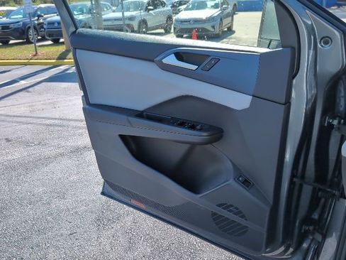 Used 2023 Volkswagen Taos SE w/ Panoramic Sunroof Package image 23