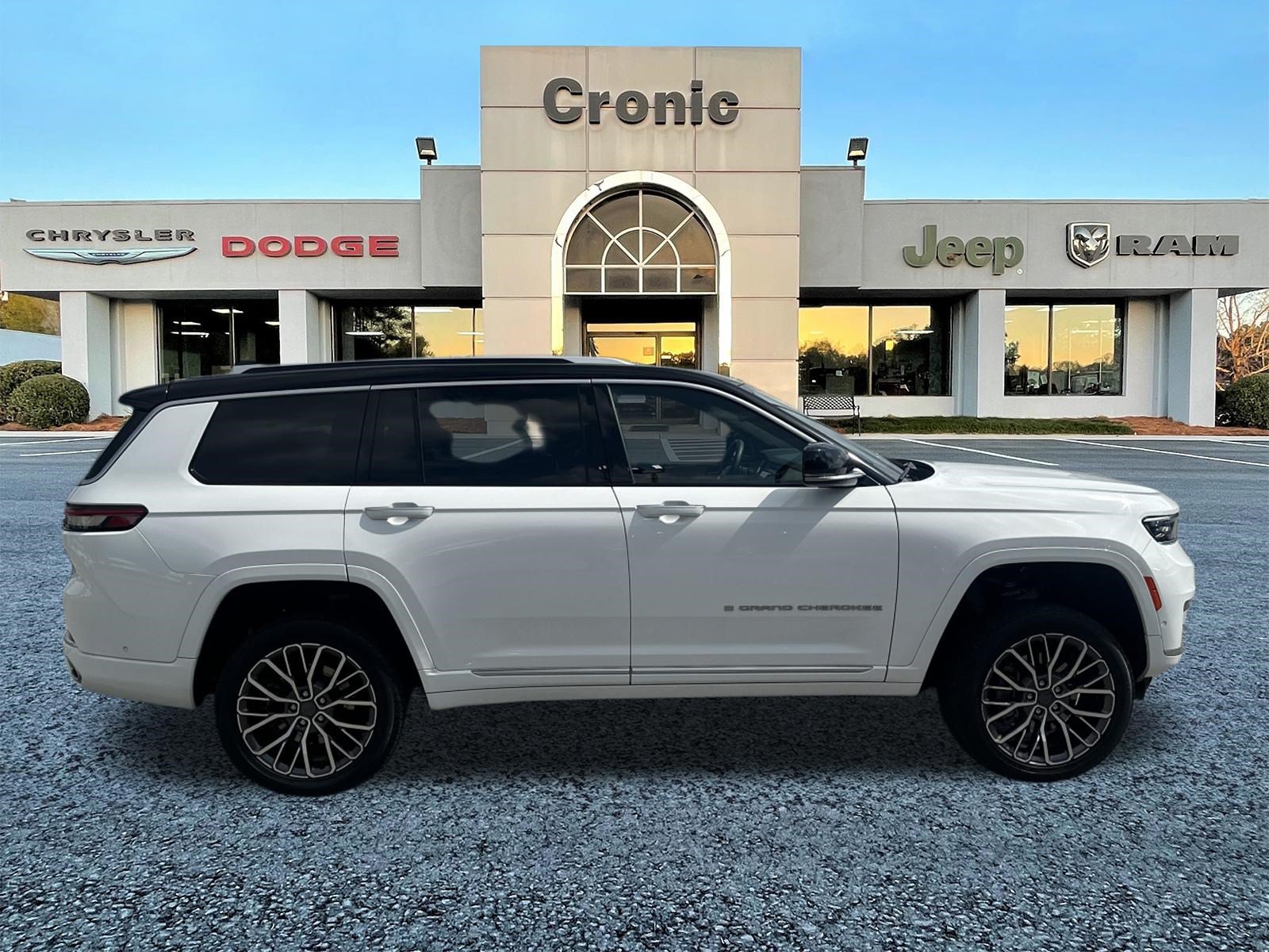 Used 2023 Jeep Grand Cherokee L Summit AWD/4WD image 2