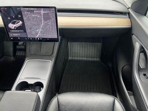 Used 2021 Tesla Model Y Long Range image 32
