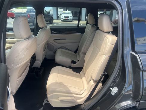 Used 2023 Jeep Grand Cherokee L Limited w/ Luxury Tech Group II AWD/4WD image 36