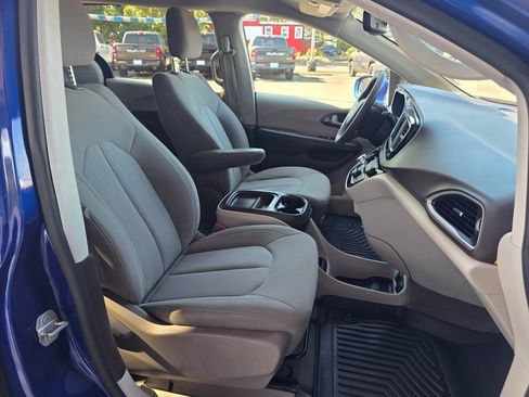 Used 2020 Chrysler Pacifica Touring FWD image 26