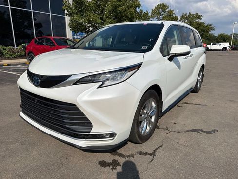 Used 2022 Toyota Sienna Limited AWD/4WD image 3