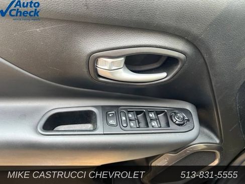 Used 2023 Jeep Renegade Latitude AWD/4WD image 8