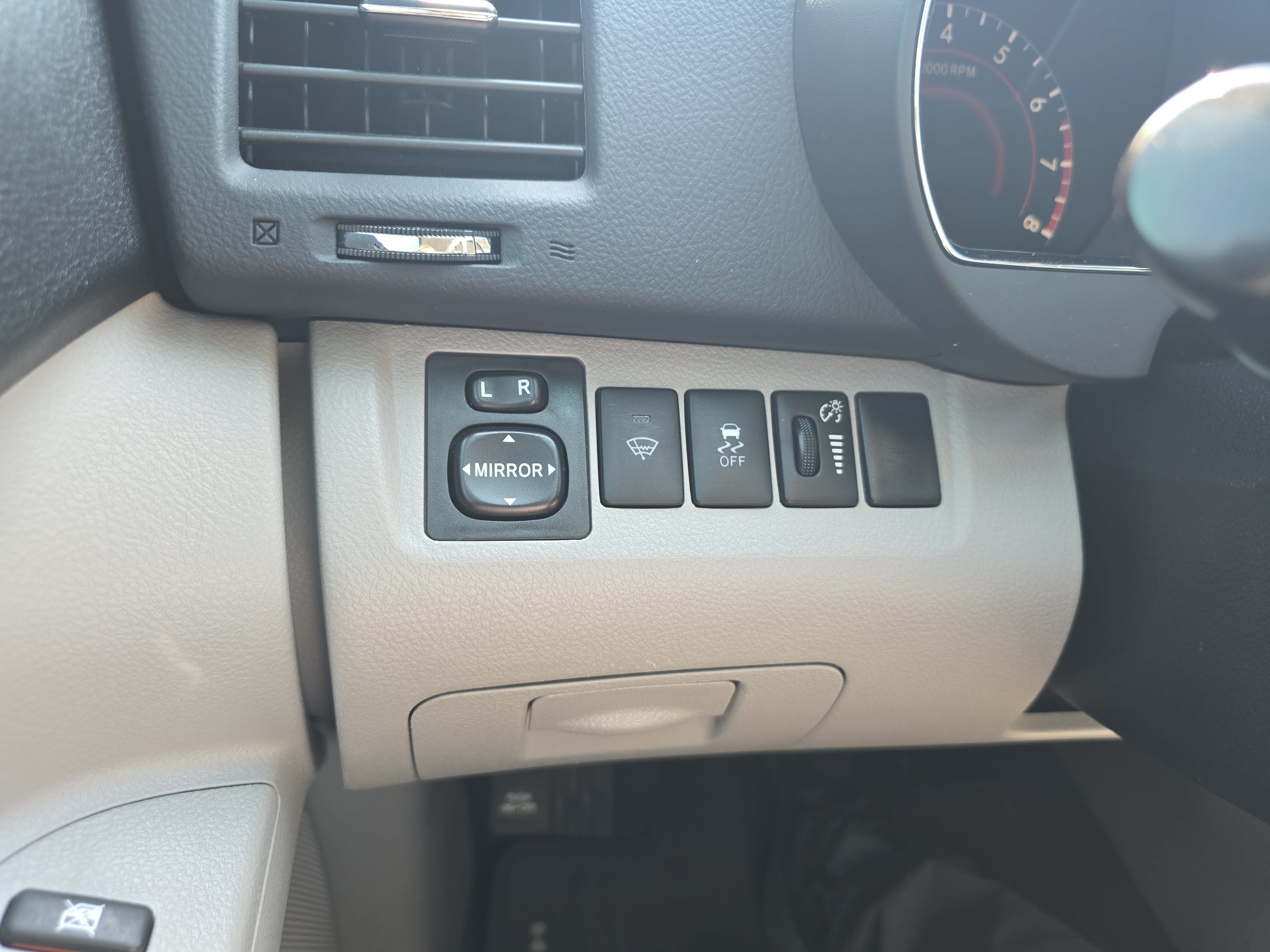 Used 2013 Toyota Highlander Plus FWD image 25