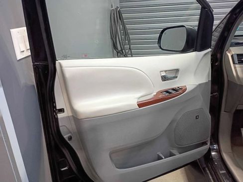 Used 2011 Toyota Sienna XLE image 22