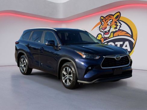 Used 2025 Toyota Highlander XLE image 3