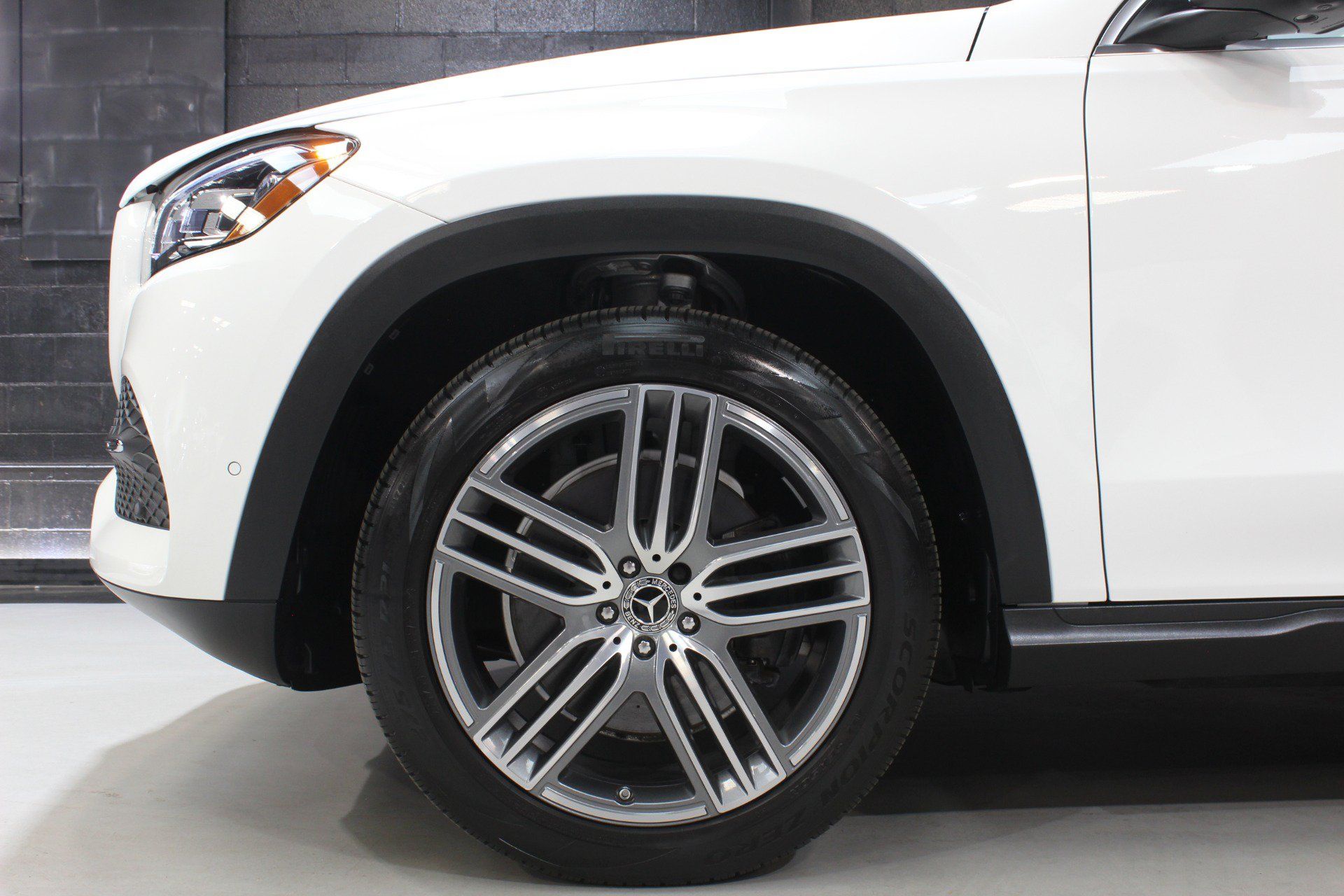 Used 2023 Mercedes-Benz GLS 450 4MATIC image 4