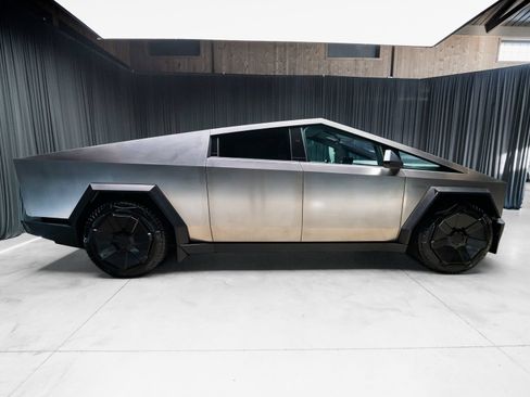 Used 2024 Tesla Cybertruck AWD Crew Cab image 15
