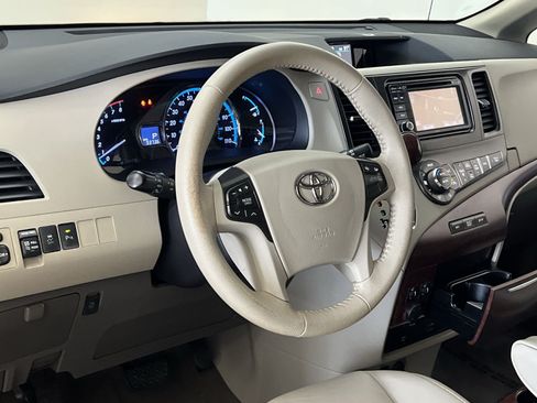 Used 2014 Toyota Sienna XLE w/ Entertainment Package FWD image 15