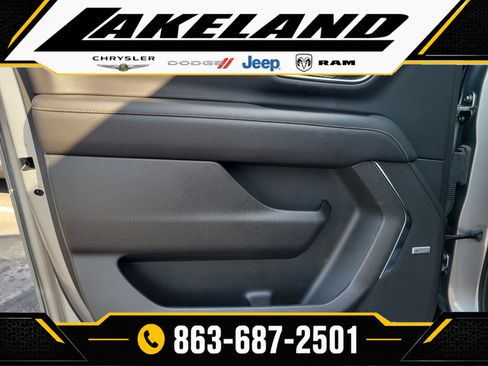 Used 2024 GMC Yukon XL SLT w/ SLT Premium Package AWD/4WD image 10