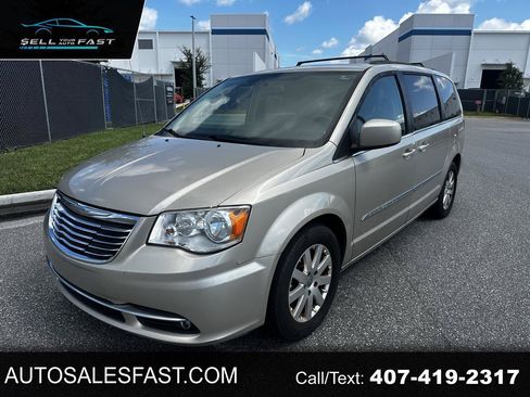 Used 2016 Chrysler Town & Country Touring FWD image 1