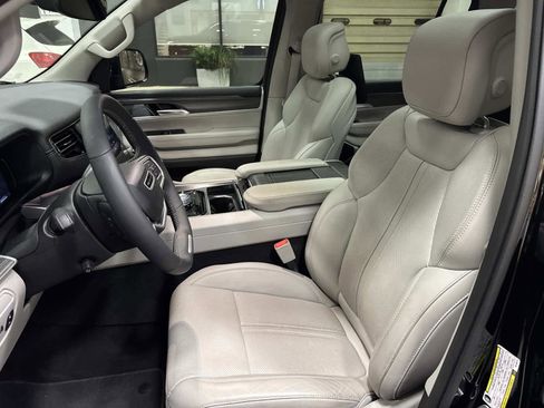 Used 2024 Jeep Wagoneer Series III w/ Premium Group I image 23