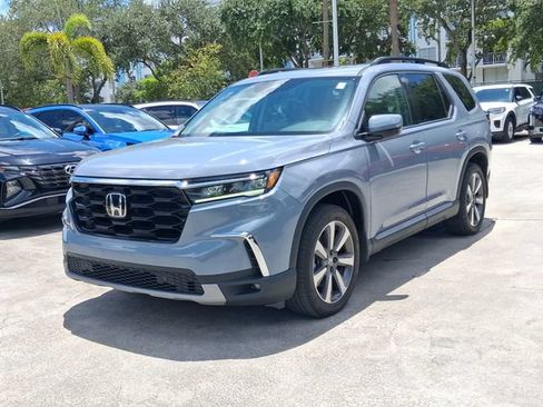 Used 2025 Honda Pilot Touring image 2