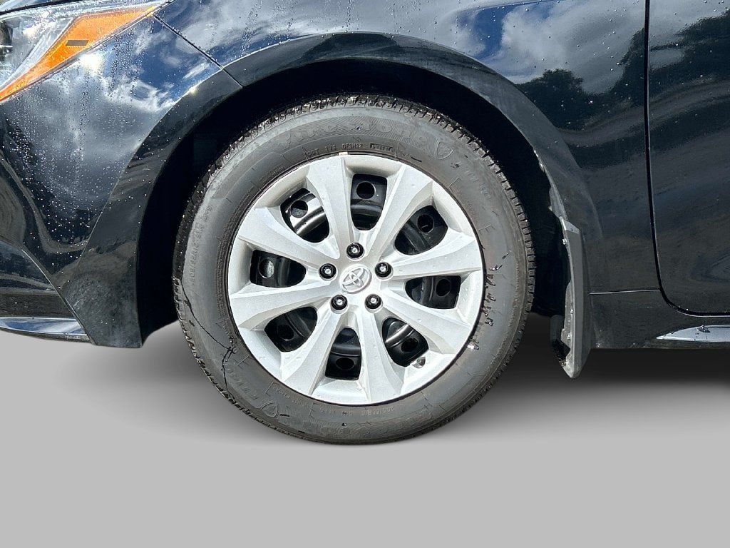 Used 2025 Toyota Corolla LE FWD image 9